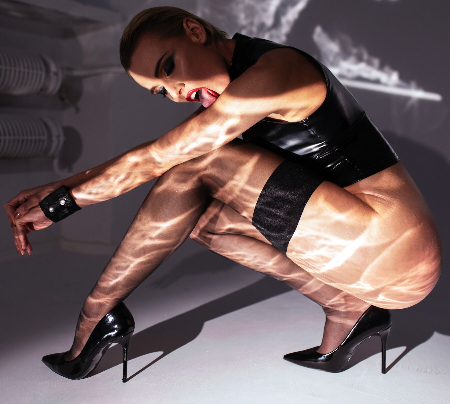 Топ Noir Handmade F324 Glam, XXL, black, халтер, на блискавці, вінілові вставки, комір-стійка