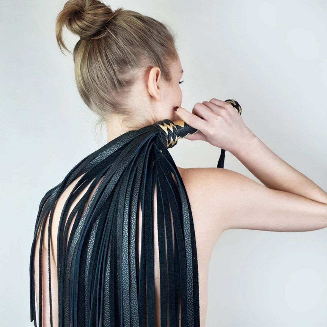 Чорний флогер класичний із золотим руків’ям, натуральна шкіра, 50 хвостів, по 50см, руків’я 20см